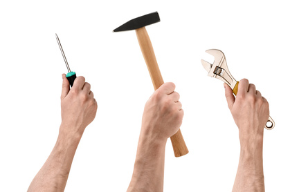 3 Hände halten Hammer, Schraubendreher und Schraubenschlüssel